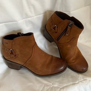 Teva waterproof leather booties size 8.5